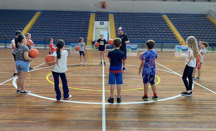 Escolinha de Esporte: Basquetebol