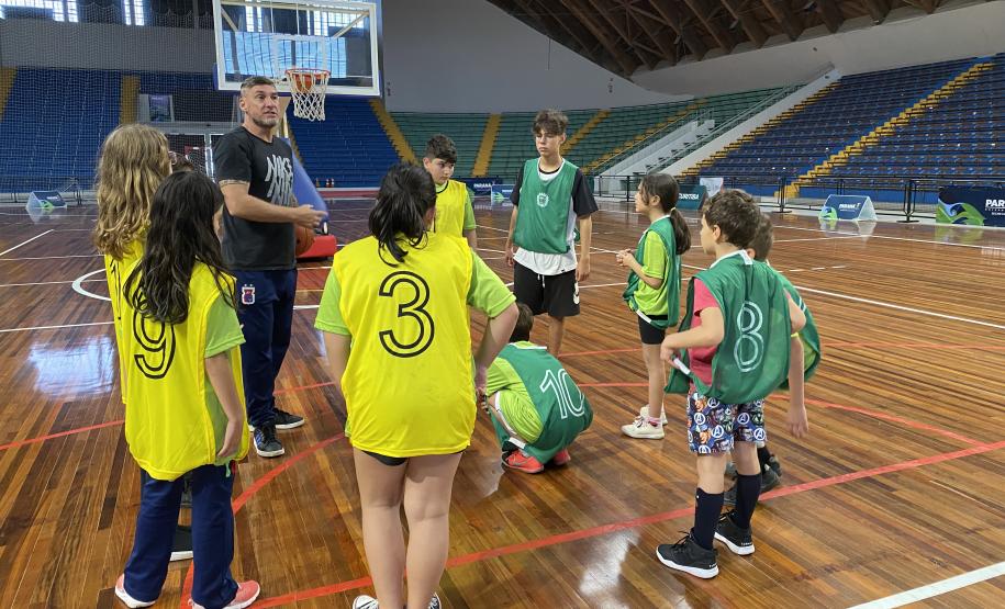 Escolinha de Esporte: Basquetebol