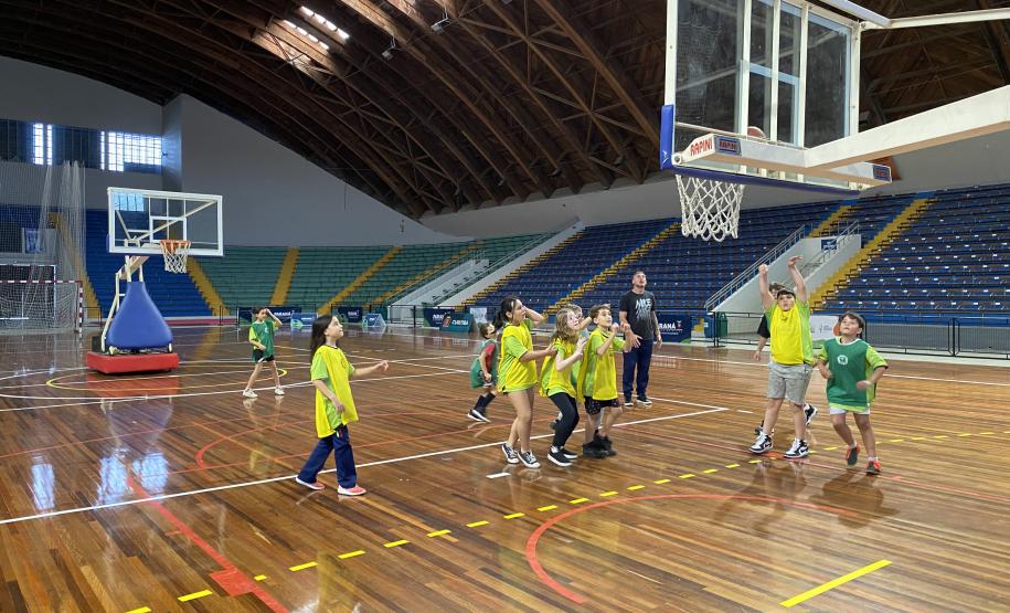 Escolinha de Esporte: Basquetebol