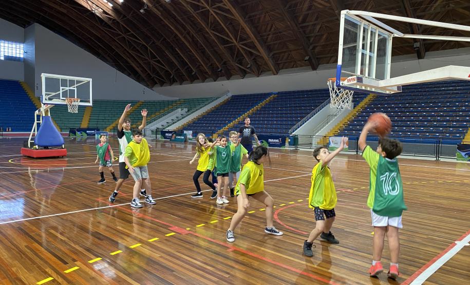 Escolinha de Esporte: Basquetebol