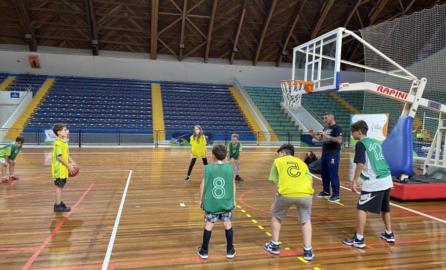 Escolinha de Esporte: Basquetebol