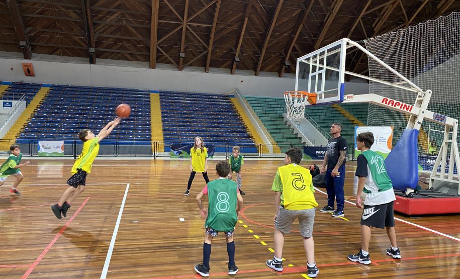 Escolinha de Esporte: Basquetebol